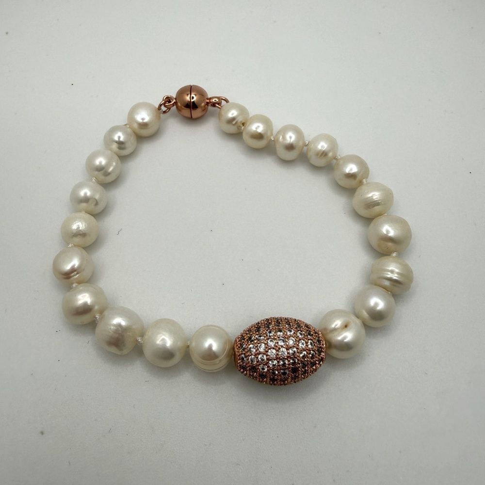 ~7.25" Rose gold tone bead with pave rhinestones and‎ freshwater pearl bracelet!